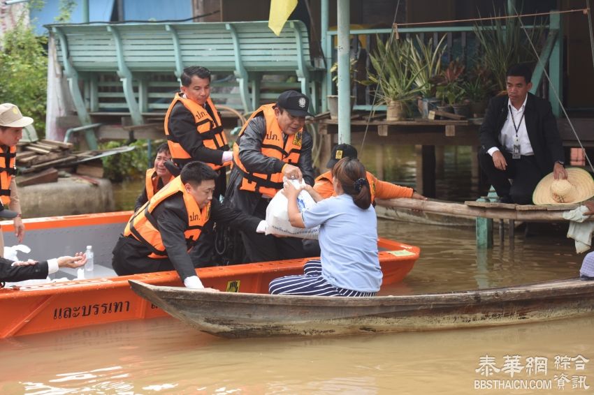 巴育大城府发救济袋