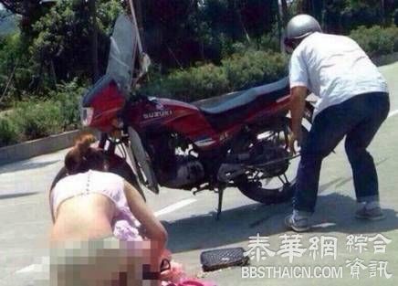 女子穿长裙坐摩托结果出事了 场面非常尴尬