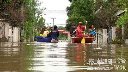 连续降雨内涝严重   坤敬学校师生划船进出