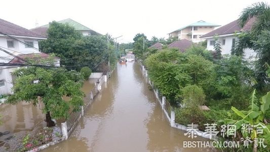 连续降雨内涝严重   坤敬学校师生划船进出