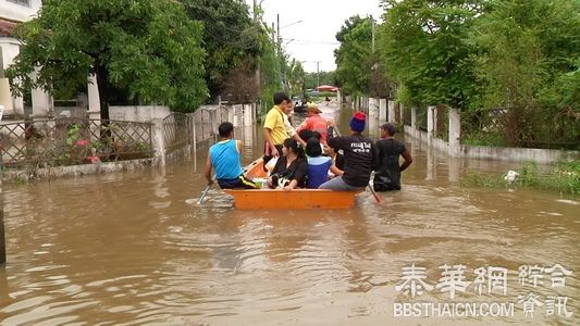 连续降雨内涝严重   坤敬学校师生划船进出