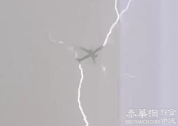 空中惊魂！冰岛一客机飞行途中遭雷电击中(图)