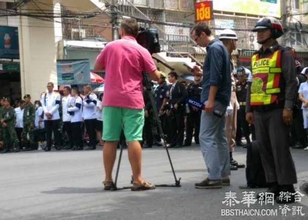 拍摄移送灵柩  俄罗斯摄影师穿鲜色衣服遭猛烈抨击