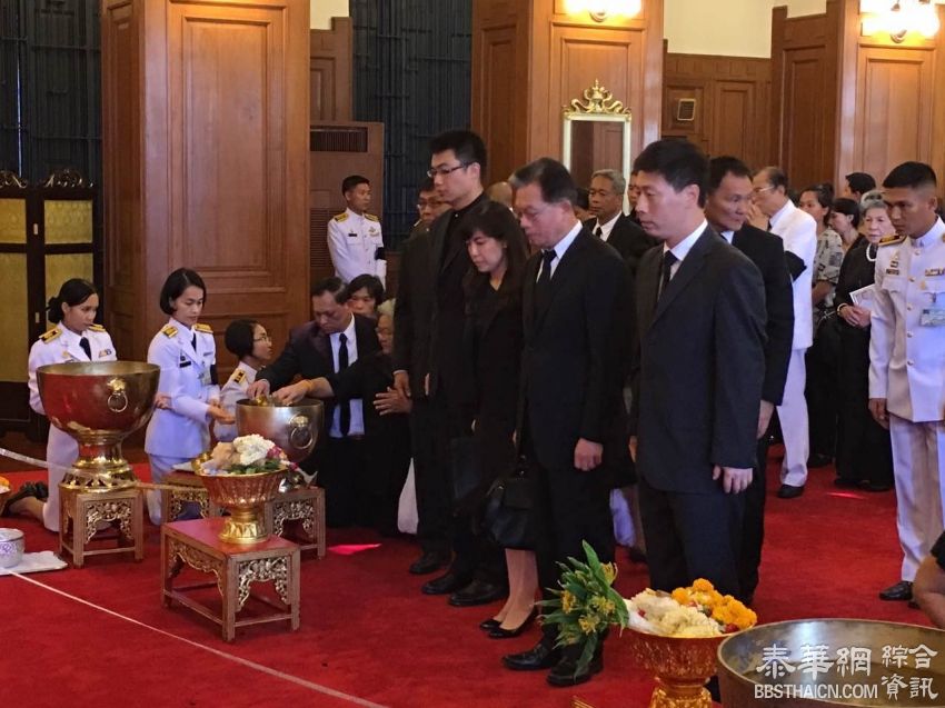 宁赋魁大使率使馆外交官赴泰国大王宫参加普密蓬国王陛下悼念仪式
