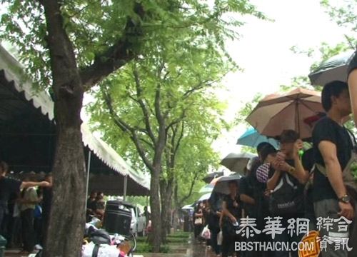 瓢泼大雨悼念先皇   民众赤诚追思慈父