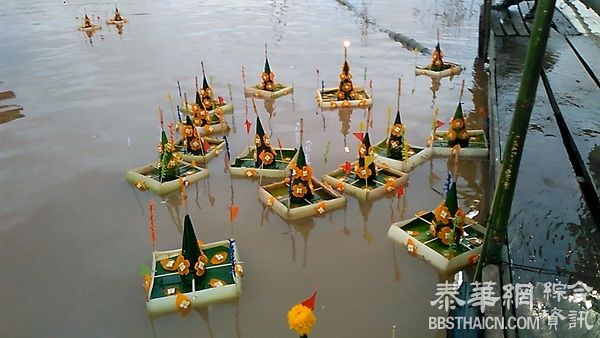 那空帕农府民众制蜡像花灯船悼念国王