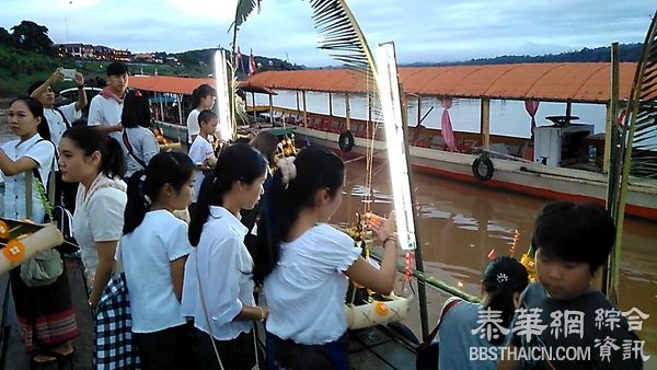 那空帕农府民众制蜡像花灯船悼念国王