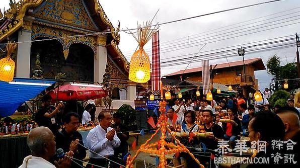 那空帕农府民众制蜡像花灯船悼念国王