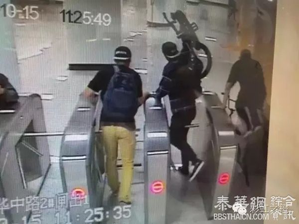 3名外籍男子扛自行车逃票进上海地铁站，还用英语骂人被劝离