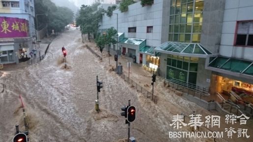 香港大水灾！　道路变激流冲走摩哆