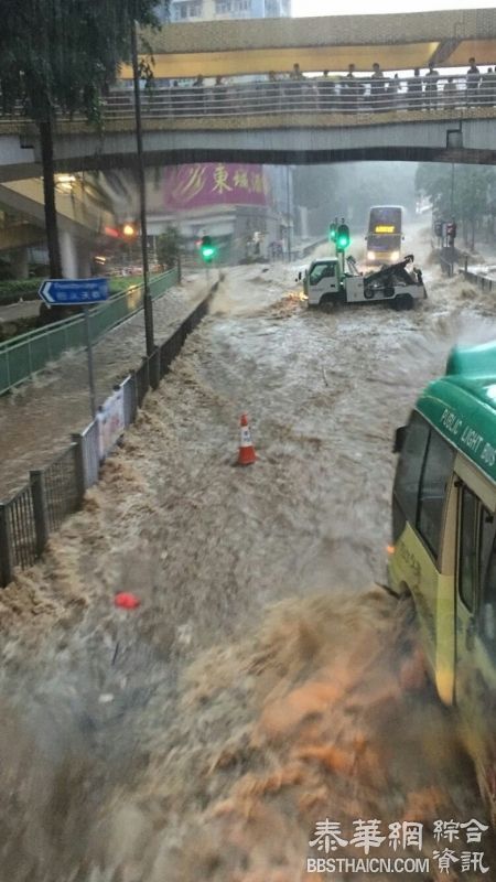 香港大水灾！　道路变激流冲走摩哆