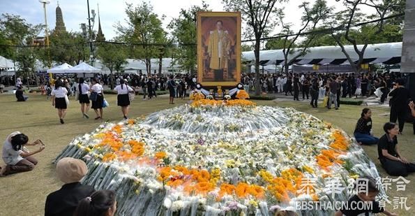 感动到哭　民众齐唱皇室颂歌纪念泰王