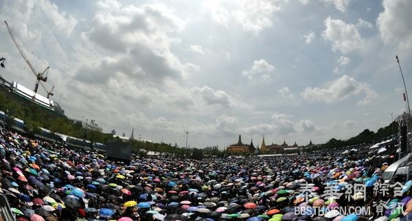 10万民众含泪齐唱《颂圣歌》 用行动和歌声悼念国王