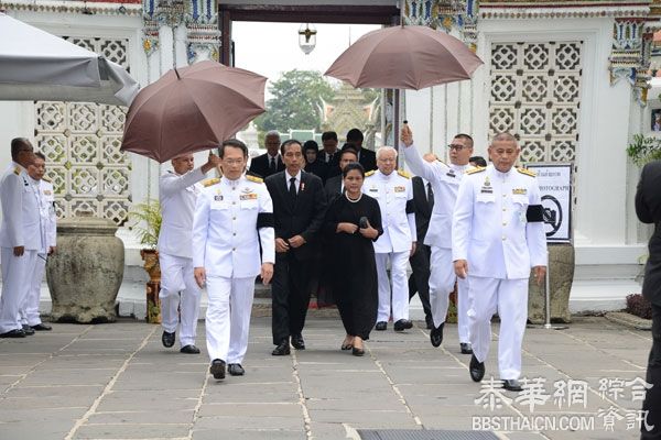 印尼总统携夫人到访泰 弔唁普密蓬国王