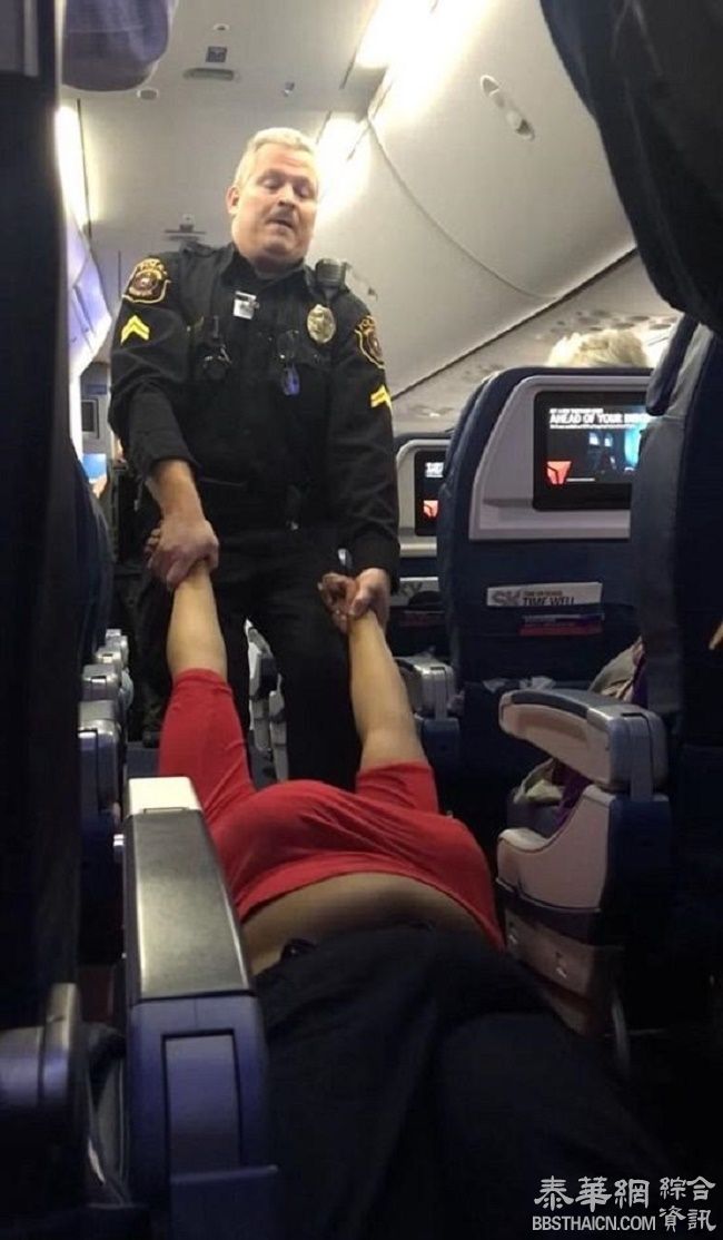 美国女乘客拒绝下飞机 被警察从地上拖走(组图)