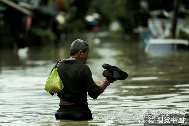 泰国南部连日降雨水灾严重 民众出行困难