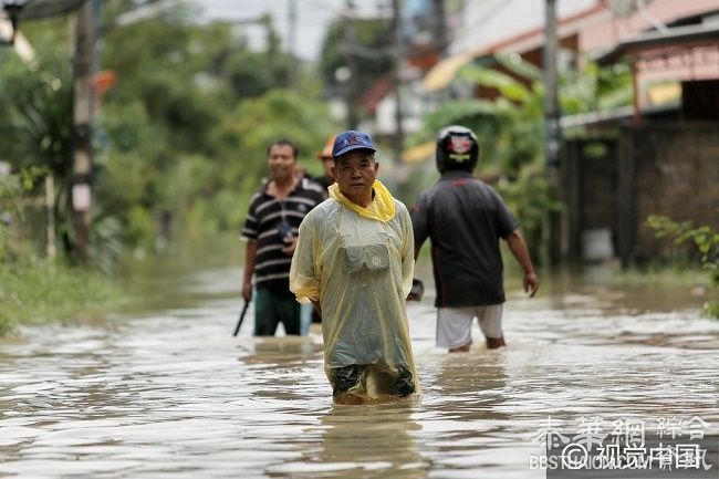 泰国南部连日降雨水灾严重 民众出行困难