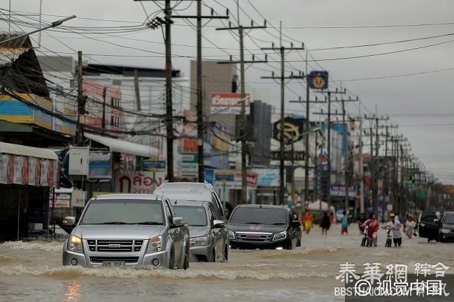 泰国南部连日降雨水灾严重 民众出行困难