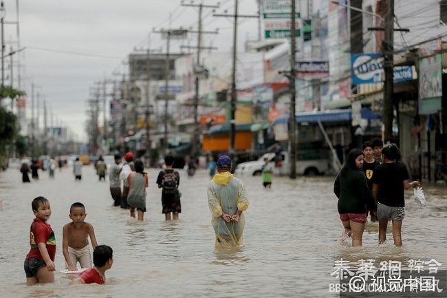 泰国南部连日降雨水灾严重 民众出行困难