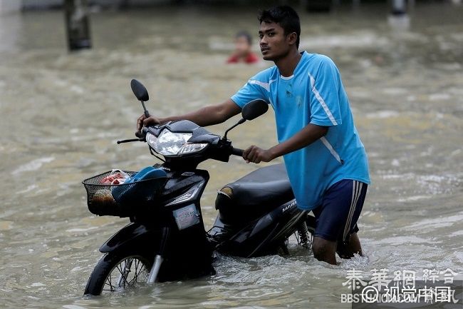 泰国南部连日降雨水灾严重 民众出行困难