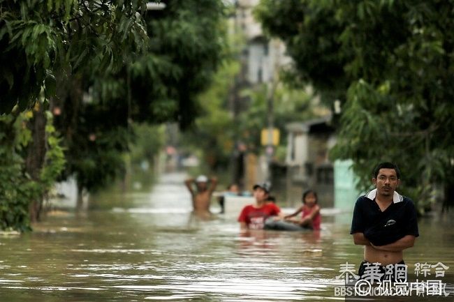 泰国南部连日降雨水灾严重 民众出行困难