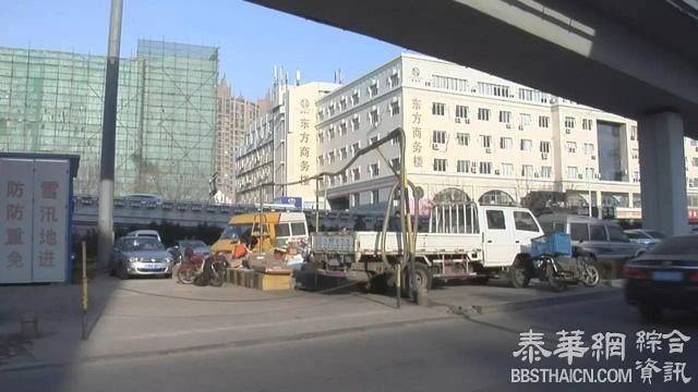 大量快件积压快速路下，是被扔了还是申通老板跑路？