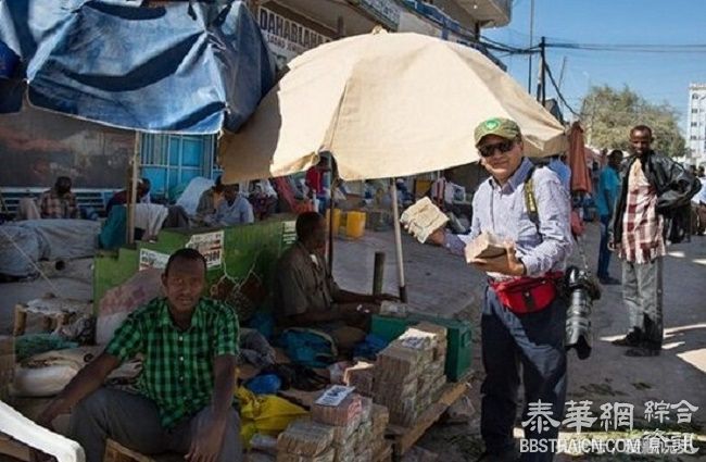 16张现金摆马路上照片 直击全球唯一钞票市场