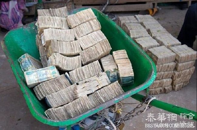 16张现金摆马路上照片 直击全球唯一钞票市场