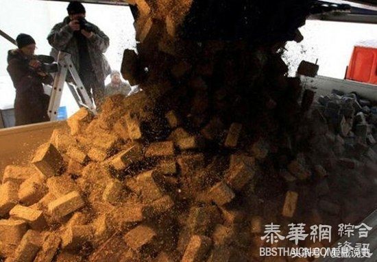 16张现金摆马路上照片 直击全球唯一钞票市场