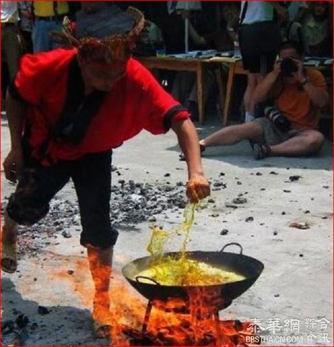 泰国廊磨喃蒲府一僧侣在热油锅上打坐  科学家出来揭秘