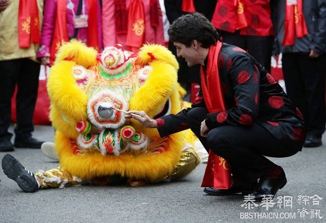 挺帅的！加拿大总理特鲁多着唐装参加春节游行