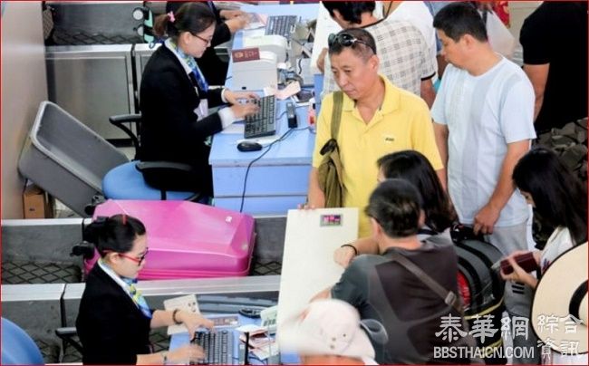 三名外国旅客在越南机场被索要小费拒绝登机！