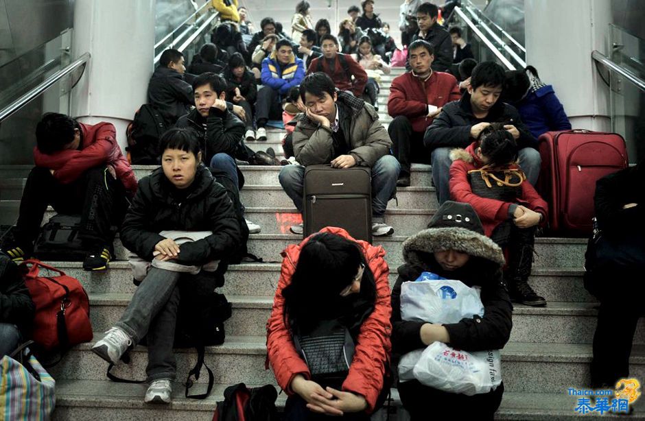 缺乏夜间公交运力 深圳火车站万人滞留