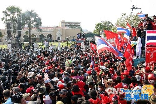 "红衫军"在总理府前泼洒鲜血