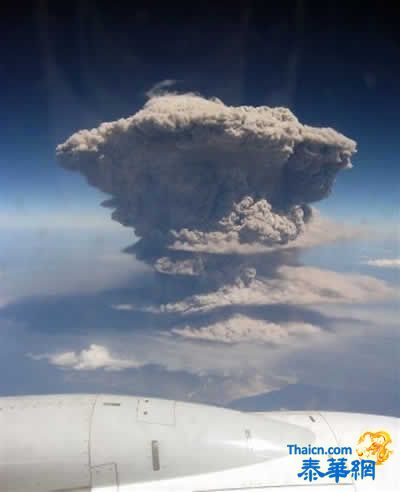 乘客萬米高空拍攝火山噴發景象