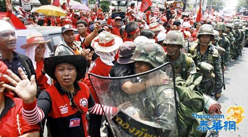 红衫军发起8万人抗议集会 军人为免冲突撤出数检查站