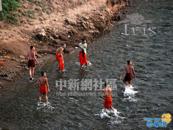 湄公河畔偷窥沐浴僧人