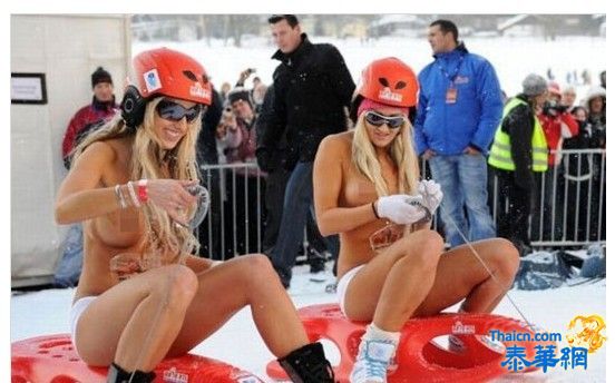 德国另类“裸体”雪橇比赛，帅哥辣妹仅穿内裤