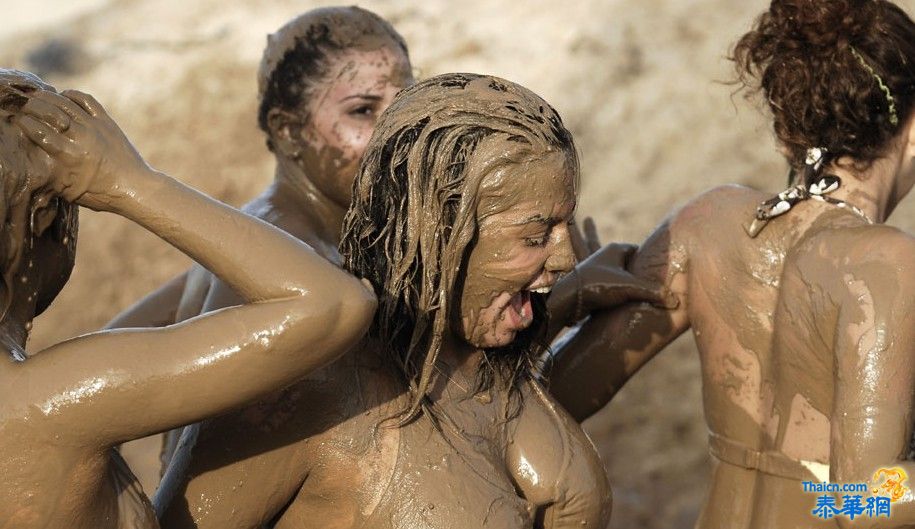 泥浆中尽情撒以色列美女欢庆节日