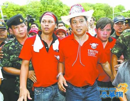 军队开进曼谷执行紧急令　逮捕红衫军领袖阿披实险遭袭