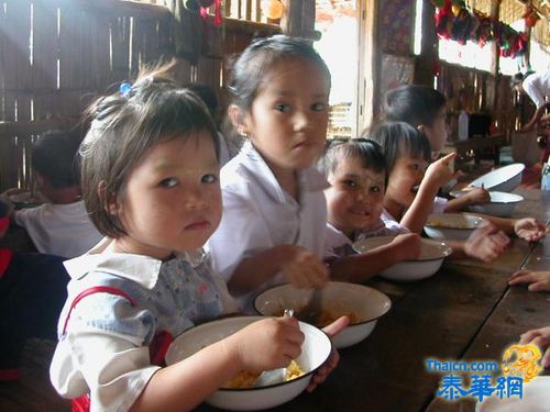 泰缅边境难民营儿童午餐仅一碗青菜粥