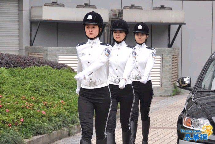 重庆女子交巡警上路引发市民关注