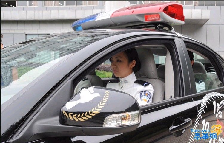 重庆女子交巡警上路引发市民关注