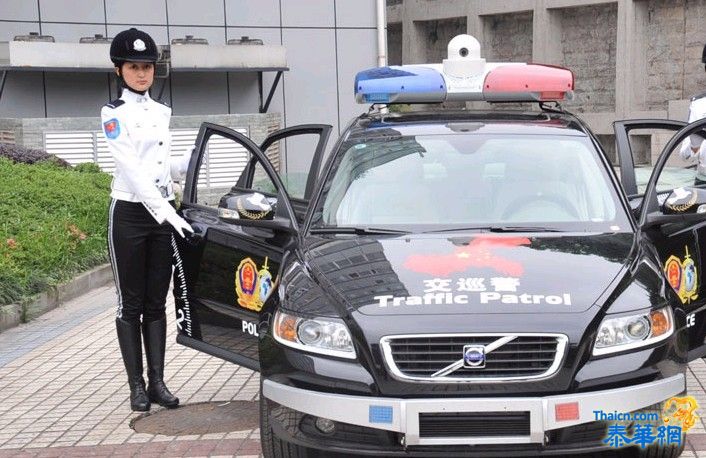 重庆女子交巡警上路引发市民关注