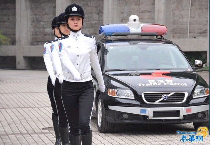 重庆女子交巡警上路引发市民关注