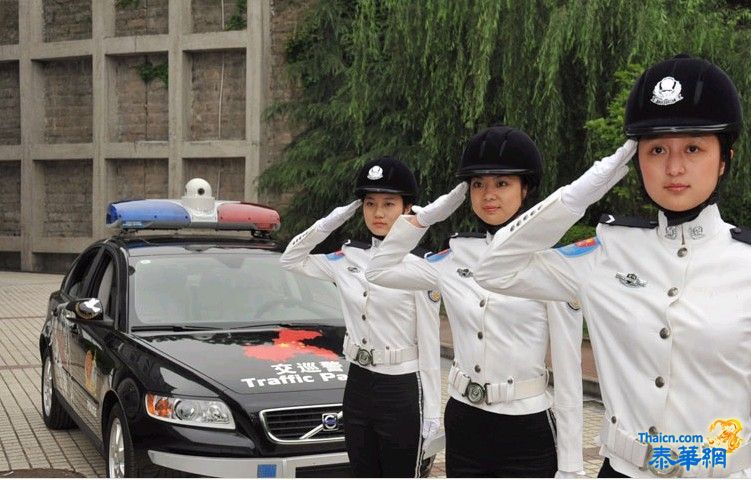 重庆女子交巡警上路引发市民关注