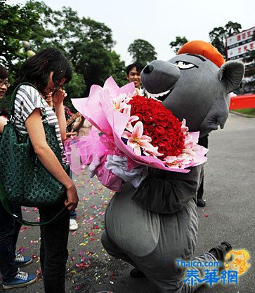 男子扮灰太狼向女友求婚 现场拥吻众人祝福