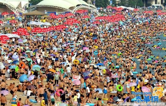 青岛海水浴场迎客流高峰