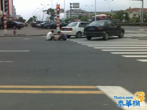 宁波街头现“最淡定车主” 撞车后路边下棋等交警