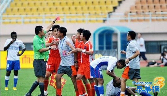 大陆中超百名青岛球迷冲入发布会 踹烂大门欲围殴裁判